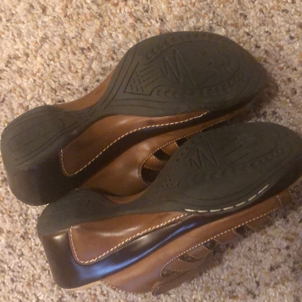 White Mountain sandals - Picture 2 of 3